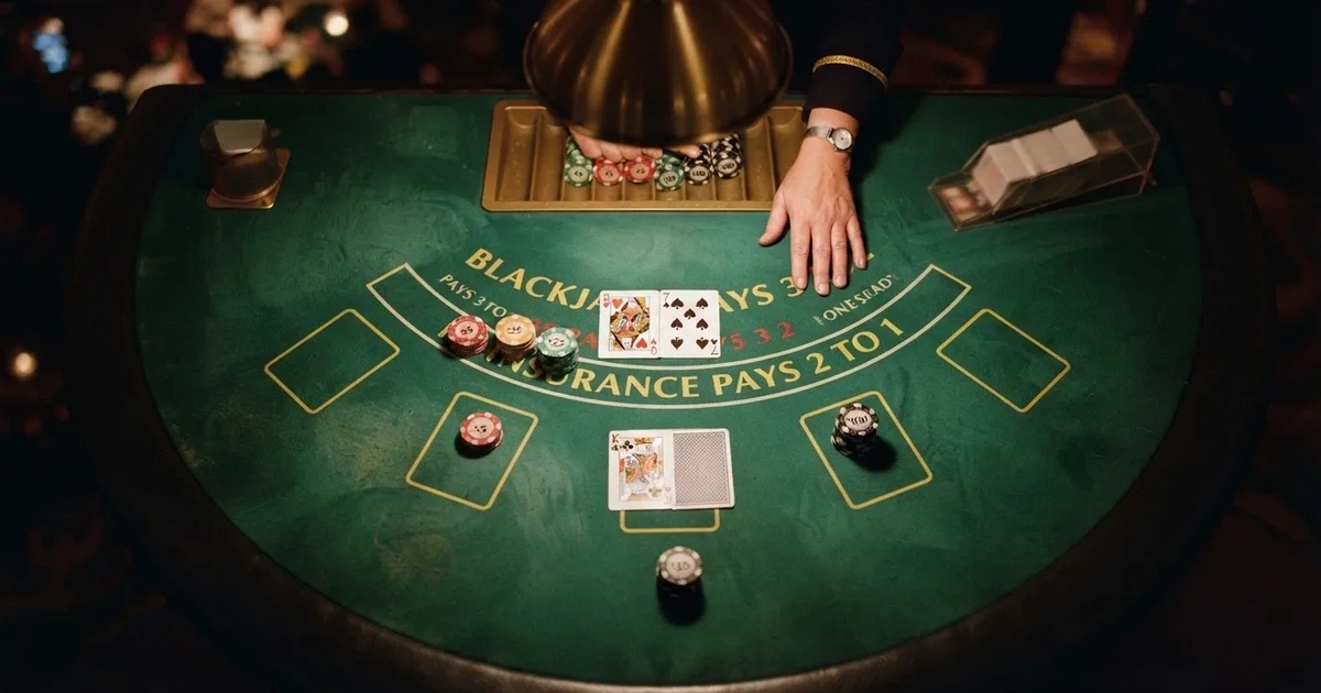 Upplyst spelbord med kort, sett ovanifrån — blackjack med live dealer i sverige
