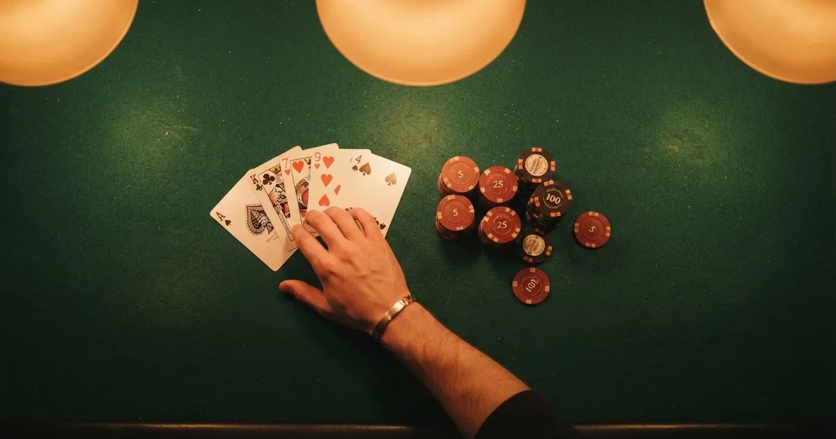 Upplyst spelbord med kort, sett ovanifrån — casinon med jackpot i sverige